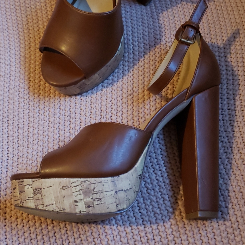 Heels - Picture 2 of 8
